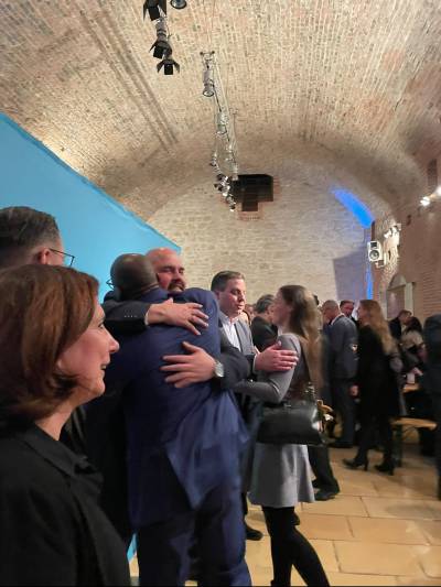 Frank Bewog begrt Joe Chialo